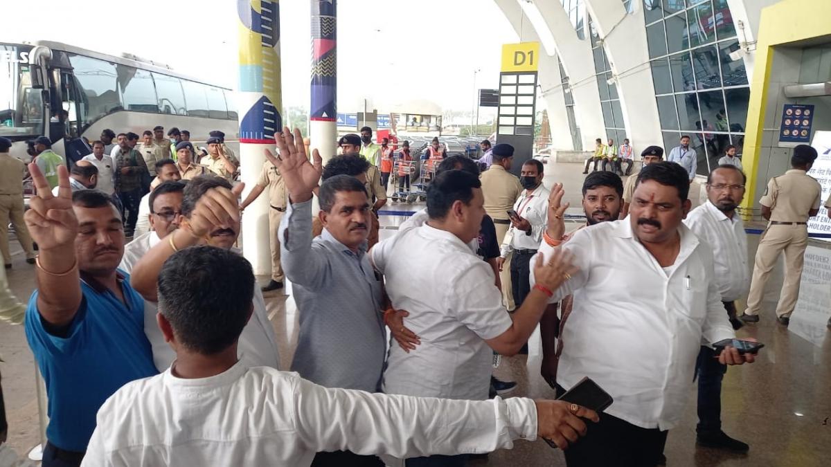 महाराष्ट्र: शिवसेना के बागी MLA गोवा एयरपोर्ट पहुंचे, मुंबई के लिए जल्द होंगे रवाना, 4 जुलाई को होगा फ्लोर टेस्ट