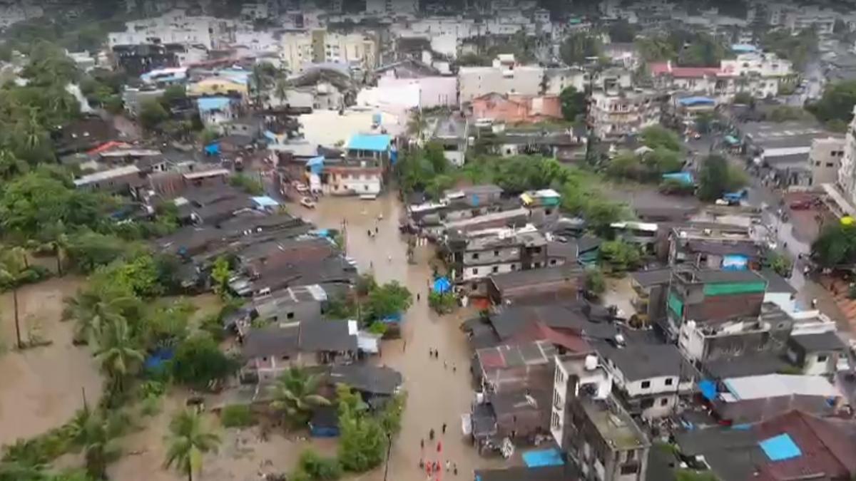 वलसाड बना समंदर, औरंगा नदी का पानी रिहायशी इलाकों में घुसा, 48 घंटे बारिश का अलर्ट