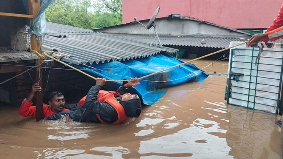 गुजरात में बारिश ने मचाई तबाही, स्कूल-कॉलेज बंद, कई ट्रेनें रद्द, अगले 5 दिन तक भारी बरसात का अलर्ट - heavy rain Gujarat schools colleges closed alert for next 5 days people