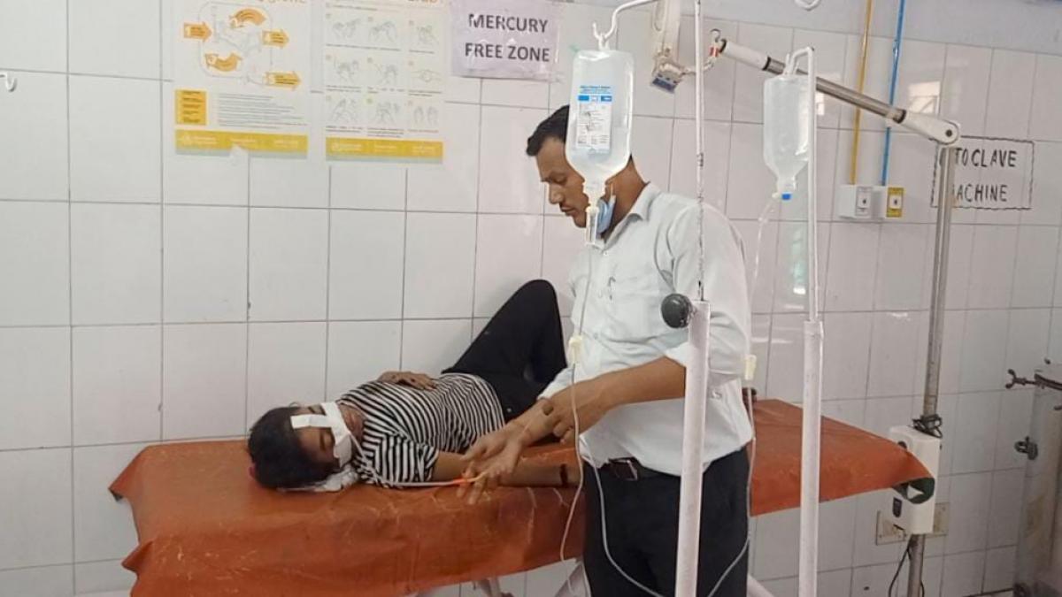 UP: दो बेटों और दो बेटियों के साथ मां ने खाया जहर, भतीजे से थे परेशान