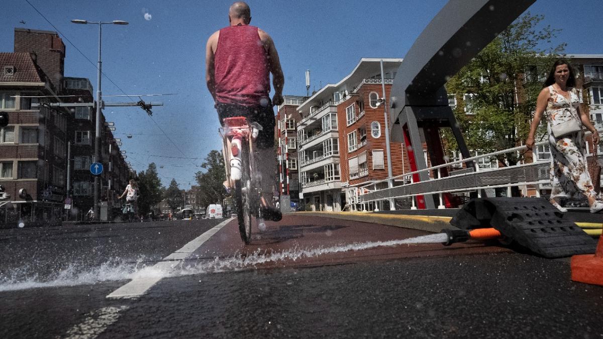 सड़कों को ठंडा रखने के लिए यूरोप में पानी का छिड़काव किया जा रहा है. (फोटो-AP)