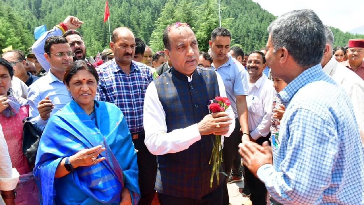 हिमाचल के मुख्यमंत्री जयराम ठाकुर का आयोजकों ने स्वागत किया.