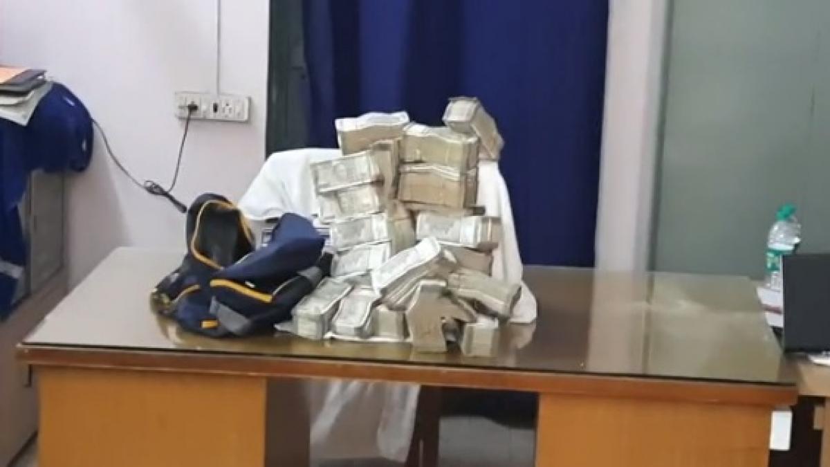 बंगाल में झारखंड कांग्रेस के 3 MLA से भारी मात्रा में कैश जब्त, गिनती के लिए मंगाई गई मशीनें