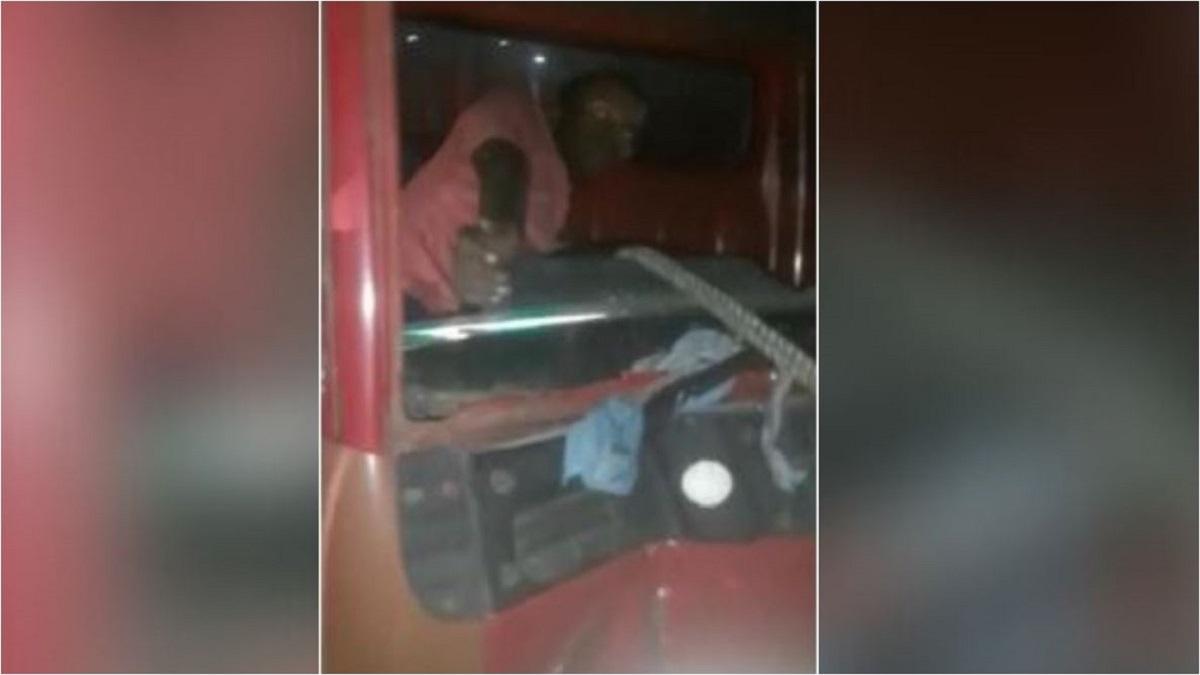 कड़ी मशक्कत के बाद ड्राइवर को निकाला गया बााहर.