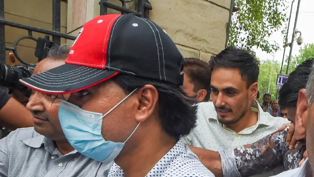 पुलिस गिरफ्त में जुबैर