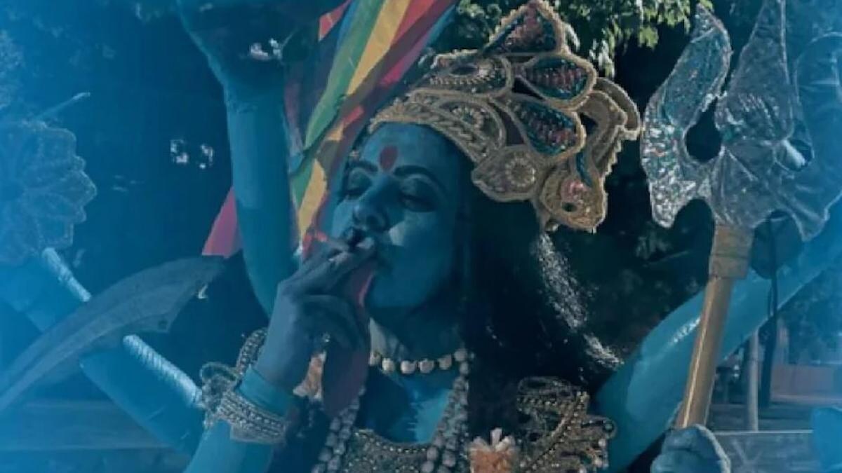 Kaali Poster Controversy: हिंदू आस्था को ठेस पहुंचाने के लिए कनाडा के म्यूजियम ने मांगी माफी - kaali poster cigarette lgbt flag leena manimekalai canada apology ntc - AajTak