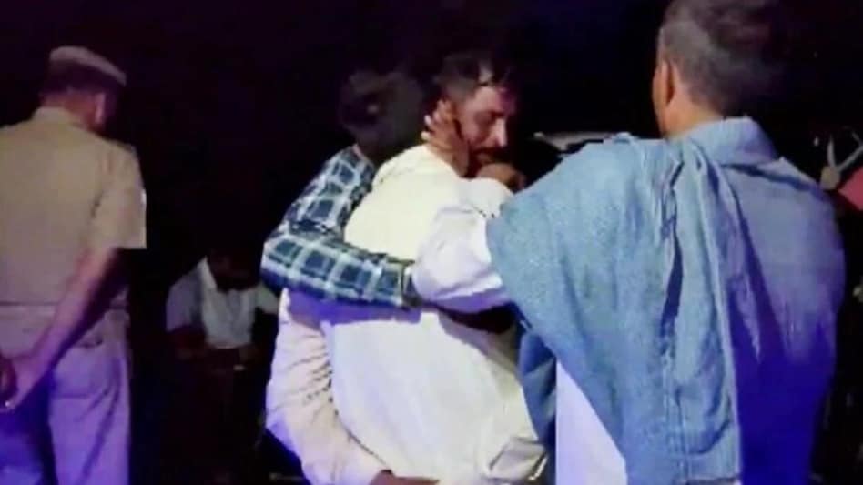 हाथरस में जान गवाने वाले 6 कावरियों के परिजनों को मिलेगी 1 लाख की सहयोग राशि ,डिप्टी कलेक्टर ने प्रेस विज्ञप्ति जारी कर दी जानकारी हाथरस में जान गवाने वाले 6 कावरियों के परिजनों को मिलेगी 1 लाख की सहयोग राशि ,डिप्टी कलेक्टर ने प्रेस विज्ञप्ति जारी कर दी जानकारी