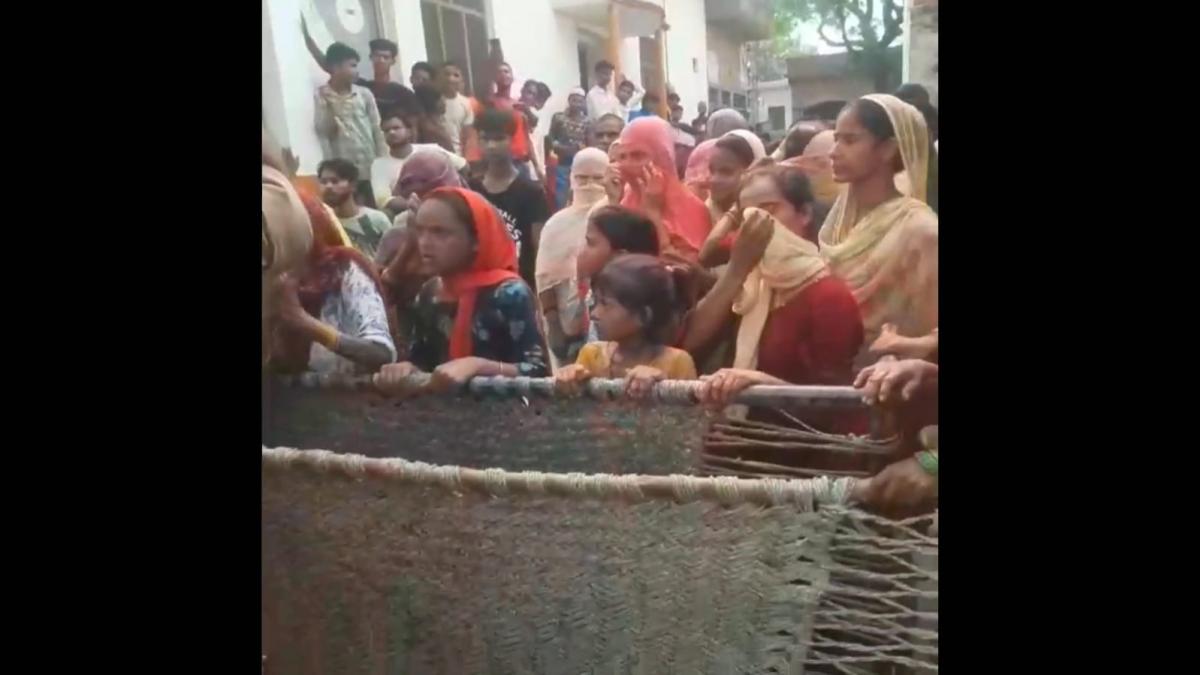 मुस्लिम महिलाओं ने कांवड़ियों का रास्ता बंद किया