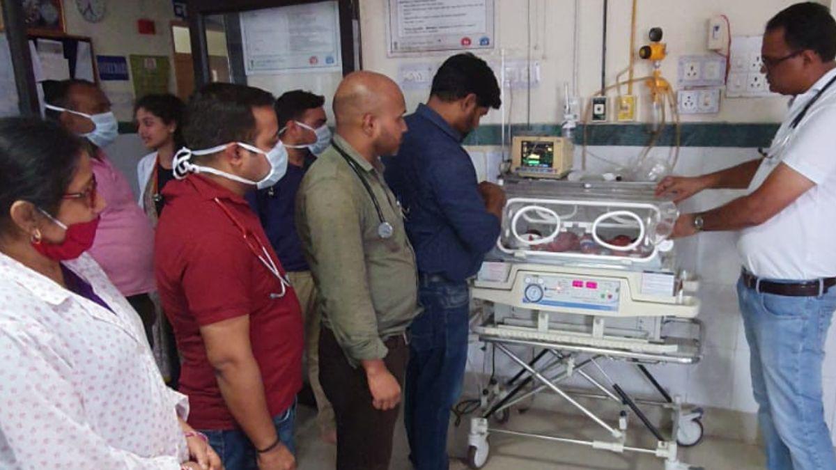 डॉक्टर नहीं बचा पाए नवजातों की जान