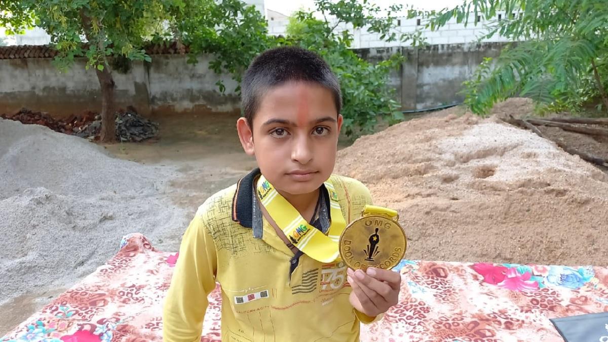 टूटे फोन से कोडिंग सीखी, Harvard University पढ़ने पहुंचा 12 साल का किसान का बेटा