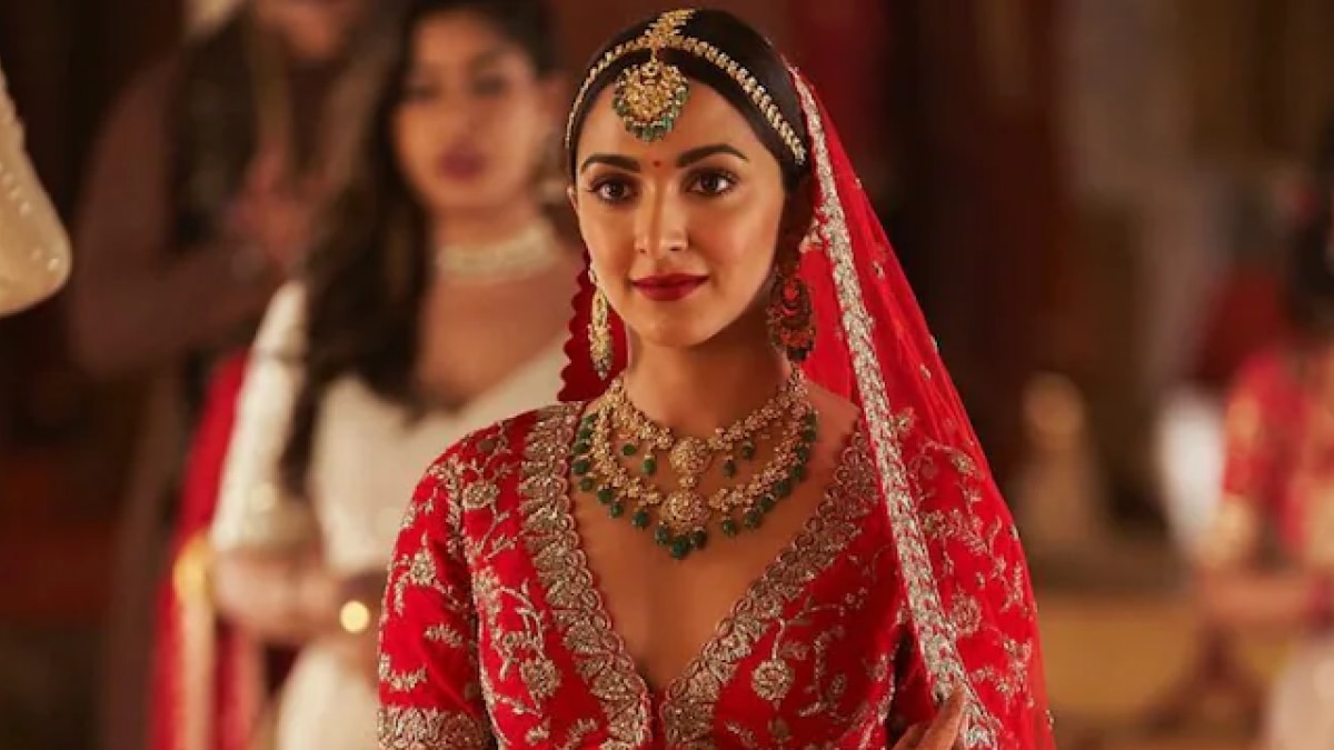 लाल जोड़े में 'दुल्हन' बनीं Kiara Advani, ब्राइडल लुक पर टिकी फैंस की निगाहें, लाखों में है एक्ट्रेस के लहंगे की कीमत