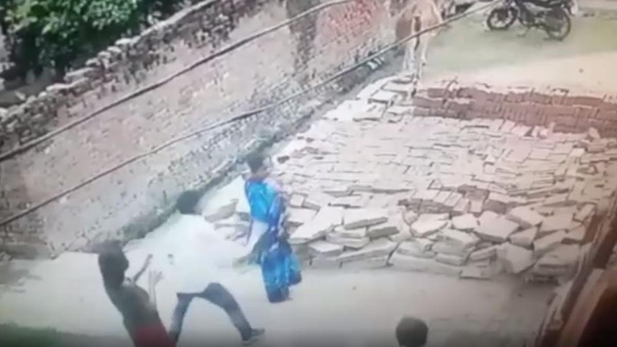 महिला की बेरहमी से पिटाई