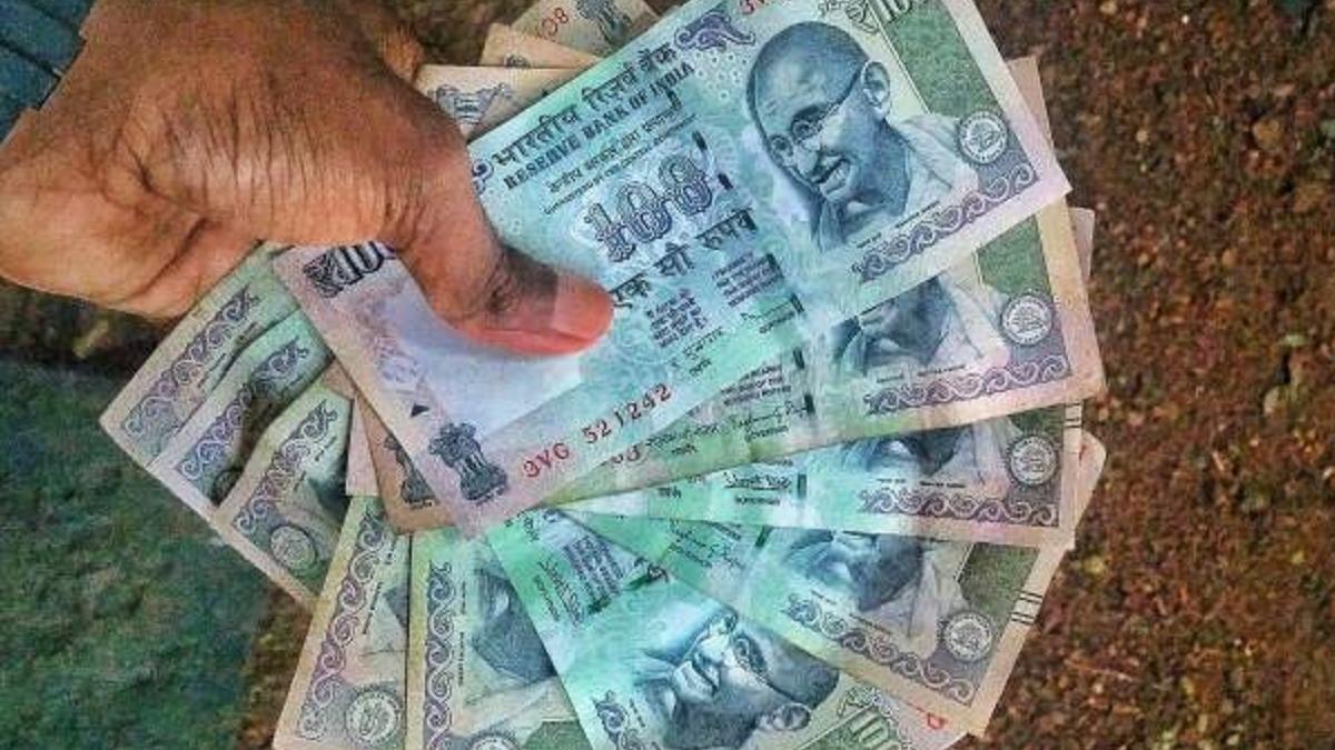 हाथ से पैसे गिरना शुभ या अशुभ, जानें क्या कहता है वास्तु शास्त्र (Photo: Getty Images)