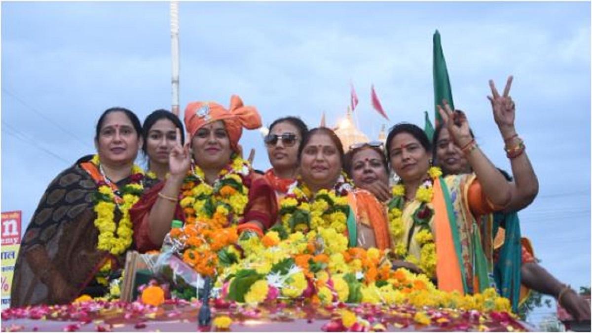 जीत के बाद दोनों जेठानियों के साथ खंडवा की नई मेयर अमृता यादव.