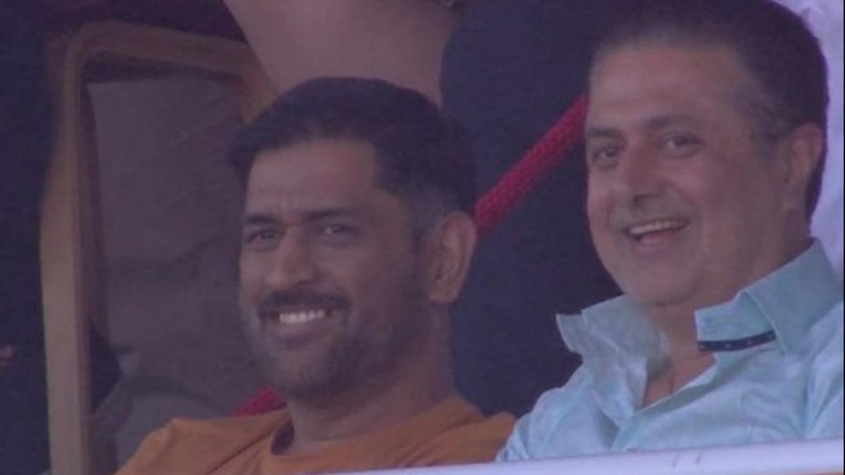 MS Dhoni Ind Vs Eng: ‘माही भाई, एक बार फिर बचा लो’, 99 पर 5 थी टीम इंडिया, स्टैंड में दिखे धोनी तो इमोशनल हुए फैन्स