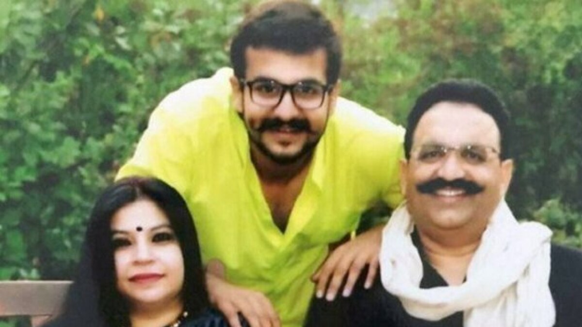 बेटे अब्बास और पत्नी अफसा के साथ मुख्तार अंसारी (फाइल फोटो)