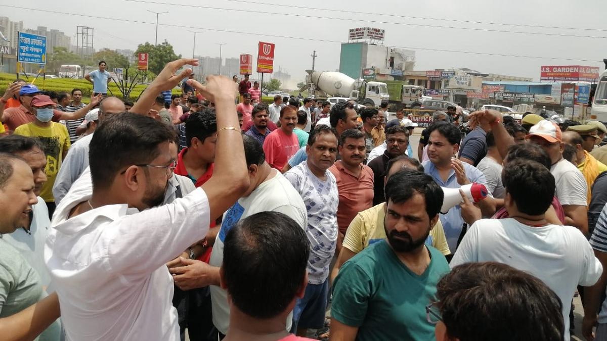 समस्याओं को लेकर लोगों में नाराजगी देखने को मिली.