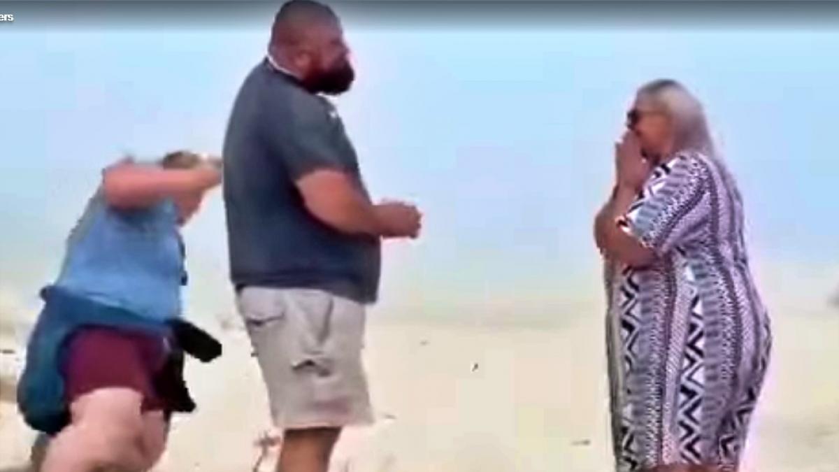 वीडियो शूट करते वक्त गिरी महिला (फोटो- ट्विटर) 