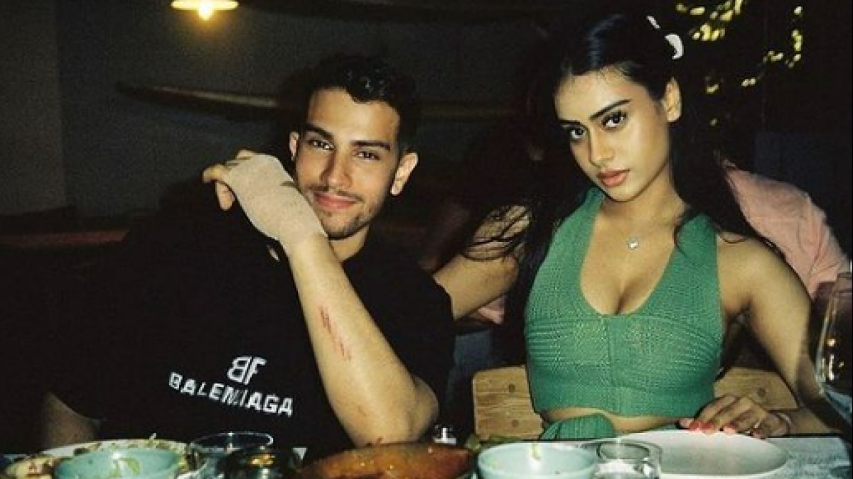 ग्लैमरस हैं काजोल की बेटी Nysa Devgan, दोस्तों संग पार्टी करते हुए फोटोज वायरल, क्रॉप टॉप में गॉर्जियस है लुक