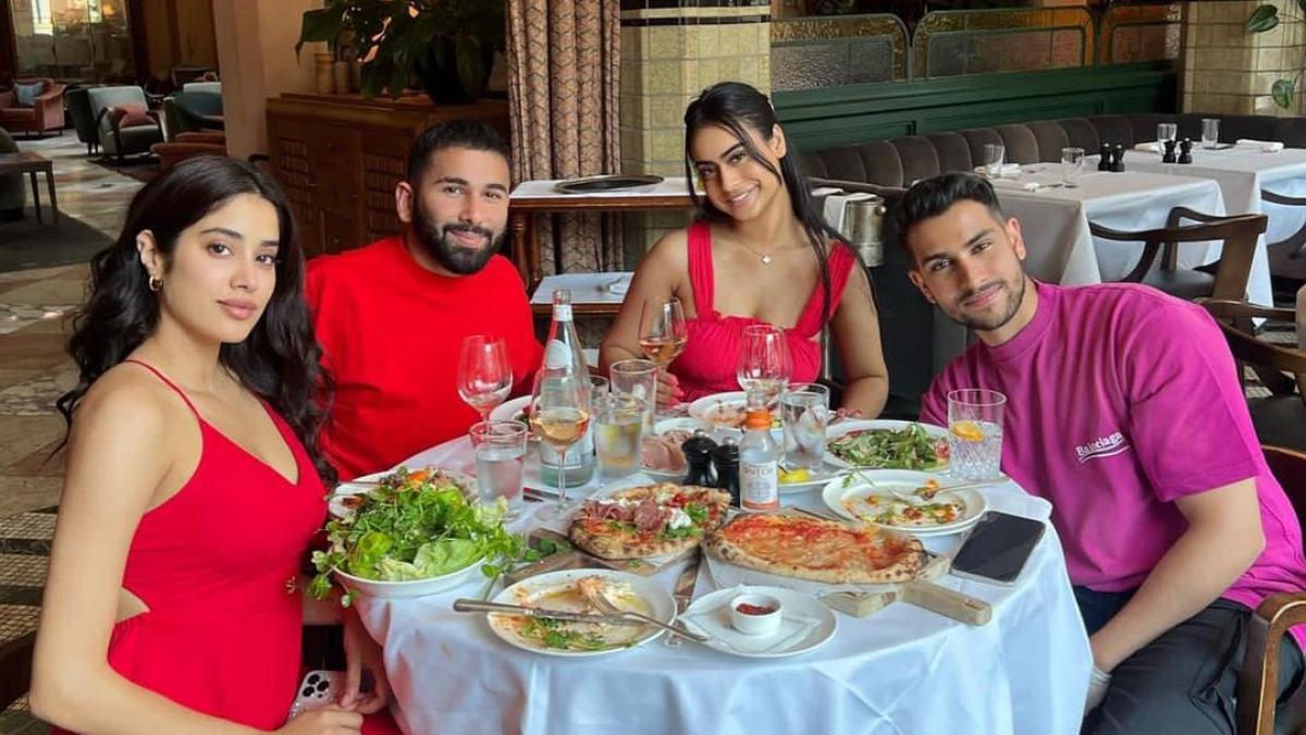 लंच डेट पर साथ नजर आईं Janhvi Kapoor-Nysa Devgan, रेड ड्रेस में की Twinning