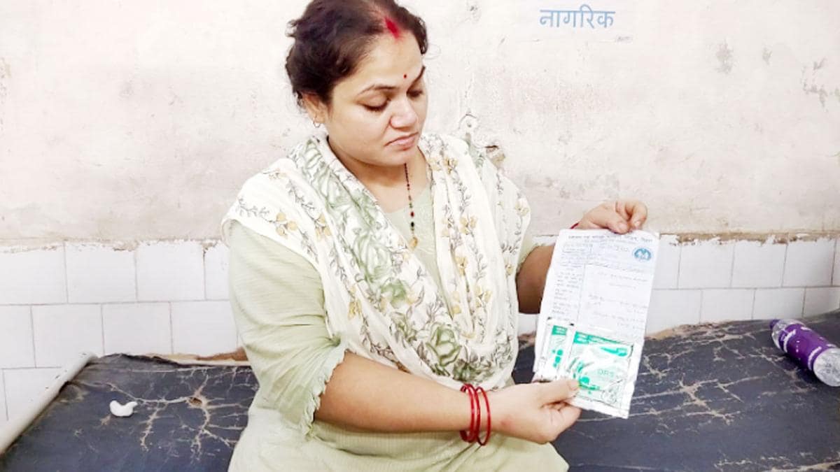 बिहार: स्वास्थ्य मंत्री के जिले के अस्पताल में गड़बड़ी, मरीजों को दी एक्सपायरी ORS - expiry date ors patient health minister Siwan bihar lcl - AajTak