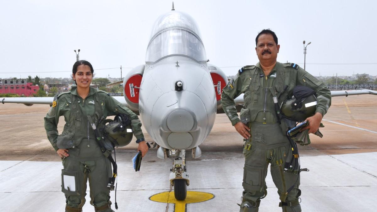 एक साथ फाइटर प्लेन उड़ाने का इतिहास रचने वाले एयर कोमोडोर संजय शर्मा और अपनी बेटी फ्लाइंग ऑफिसर अनन्या शर्मा.