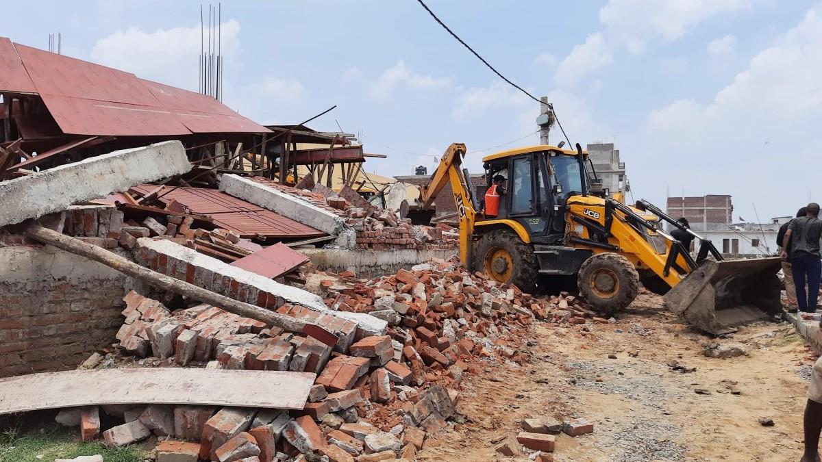 नेपाली नगर में अवैध निर्माण हटाता बुलडोजर. 