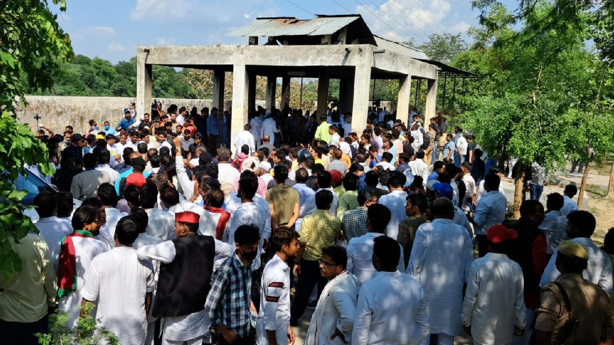 पंचतत्व में विलीन हुईं मुलायम सिंह की पत्नी साधना गुप्ता, बेटे प्रतीक ने दी मुखाग्नि