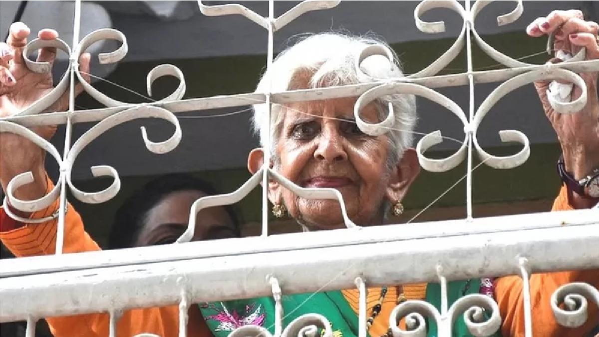 रावलपिंडी के अपने पुश्तैनी घर से बाहर झांकती रीना छिब्बर वर्मा