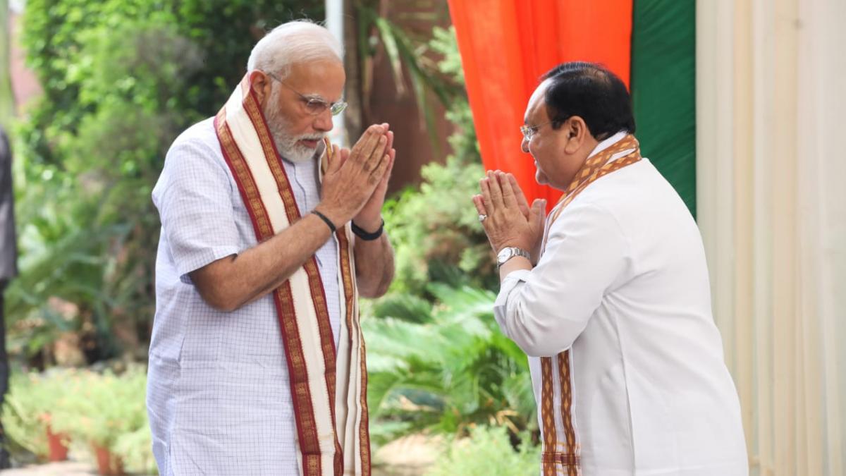 कार्यक्रम में पीएम मोदी का स्वागत करते जेपी नड्डा