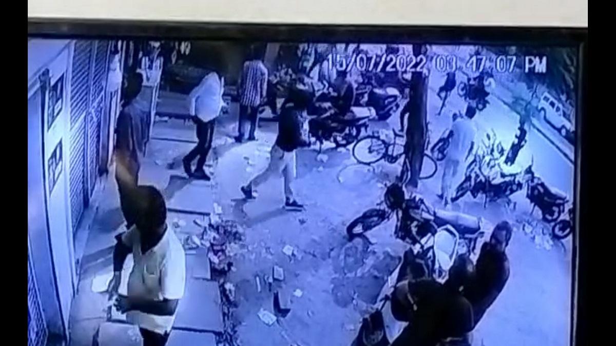 दुकानदार ने मांगे उधार के पैसे तो कर दिया बम से हमला, घटना CCTV में कैद