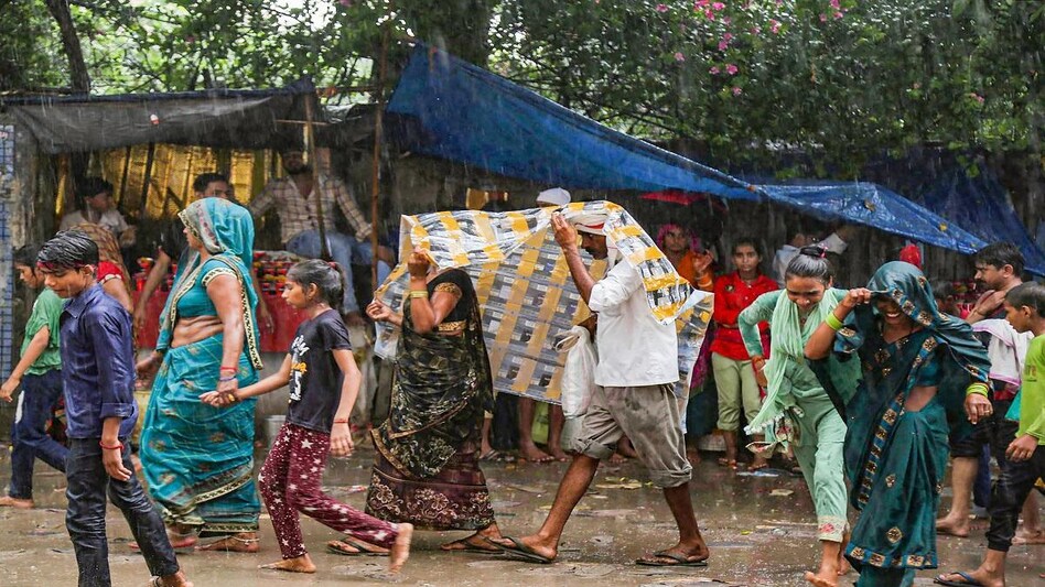 Monsoon Highlights: लगातार बारिश से भारी तबाही, जनजीवन अस्त-व्यस्त, जानिए क्या है देशभर का हाल - monsoon rain rainy season gujarat maharashtra Monsoon highlights ntc - AajTak