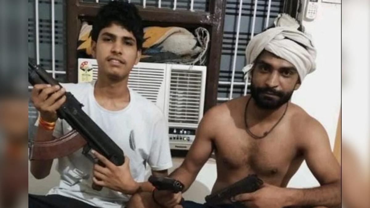 अपने साथी के साथ शूटर अंकित सिरसा (बाएं)