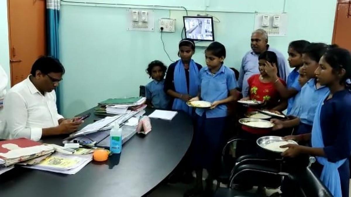 SDO को मिड-डे-मील की थाली दिखातीं छात्राएं