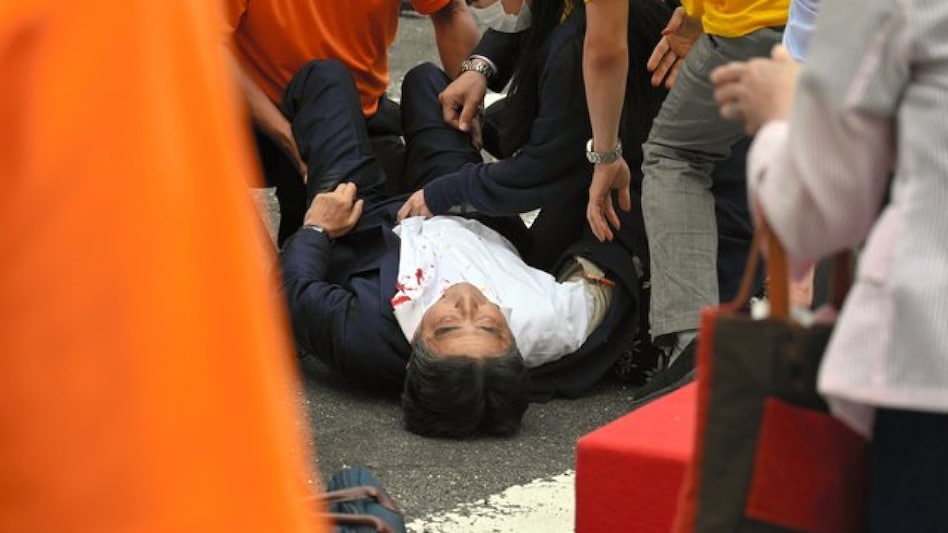 गोली लगने के बाद जमीन पर गिर पड़े पूर्व पीएम शिंजो आबे (फोटो- Twitter/MarkAVargas)