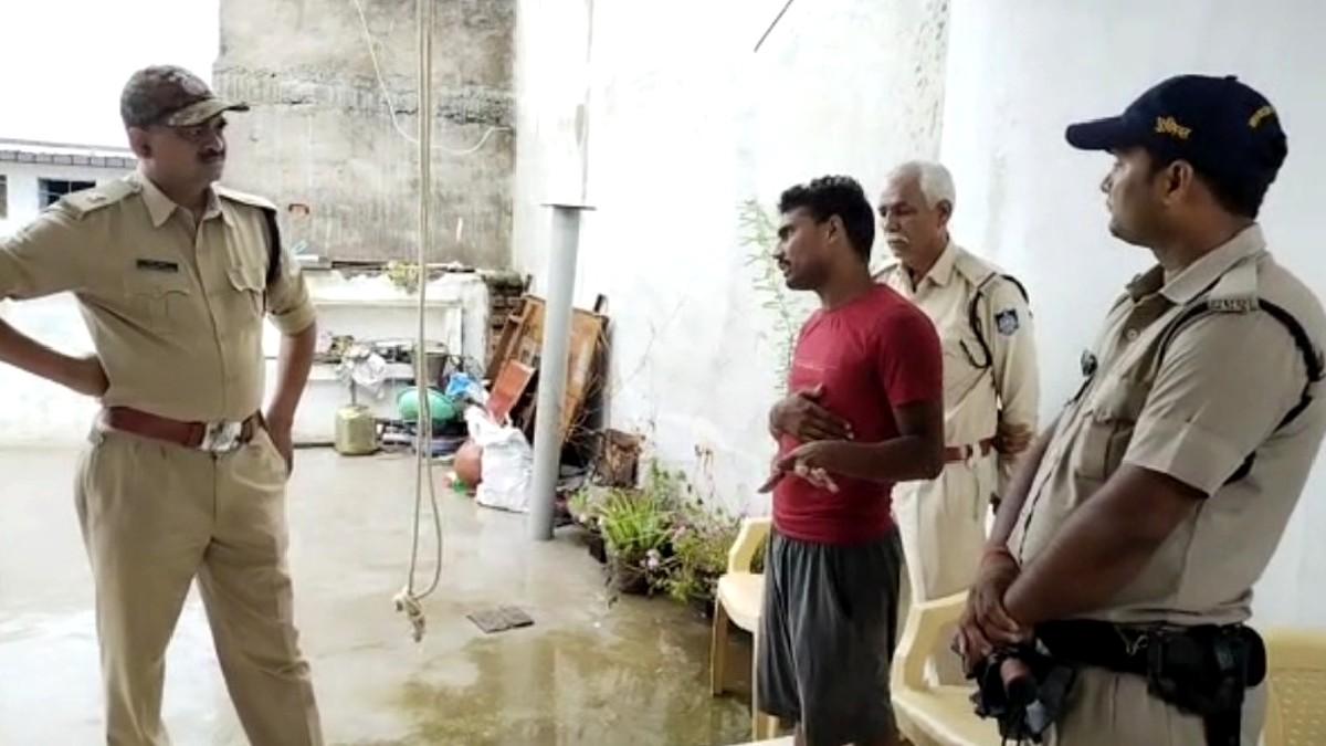 आरोपी से पूछताछ करते पुलिस अधिकारी. 