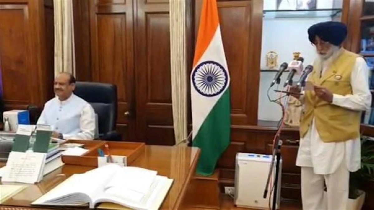 सिमरनजीत मान को स्पीकर के चैंबर में शपथ दिलाई गई थी जिसका विरोध हुआ