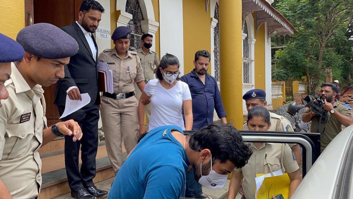 गोवा पुलिस ने सोनिया दूहन को गिरफ्तार कर लिया था (सफेद टी-शर्ट में)