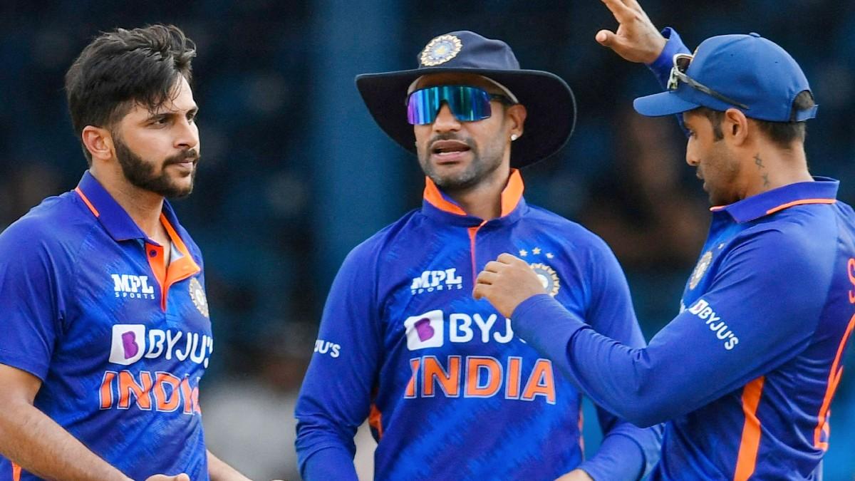 Shikhar Dhawan and Team India (Twitter)