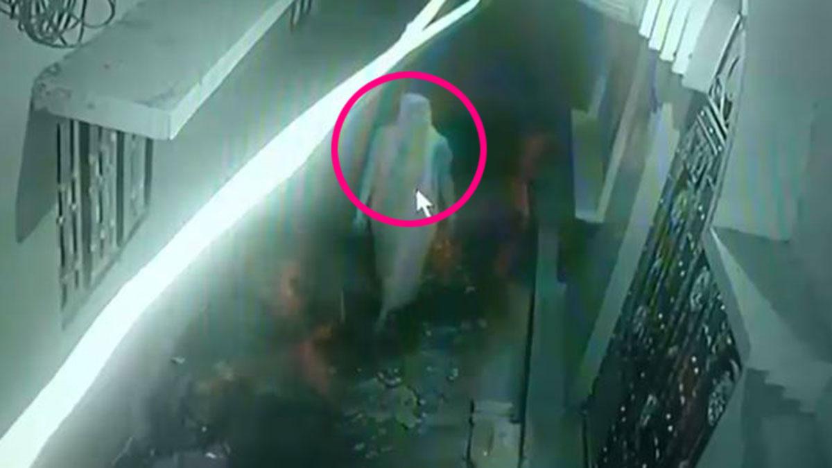 सीसीटीवी कैमरे में दिखा चोर.