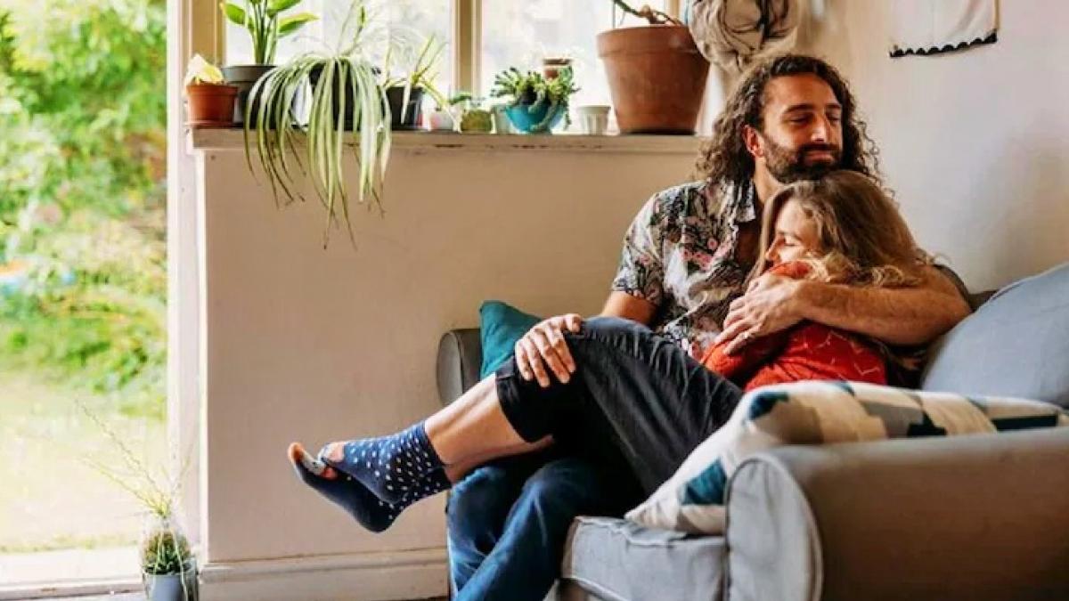 Hug करने के इतने रुपये चार्ज करता है ये शख्स, गले लगने के लिए लगती है लोगों की लाइन!