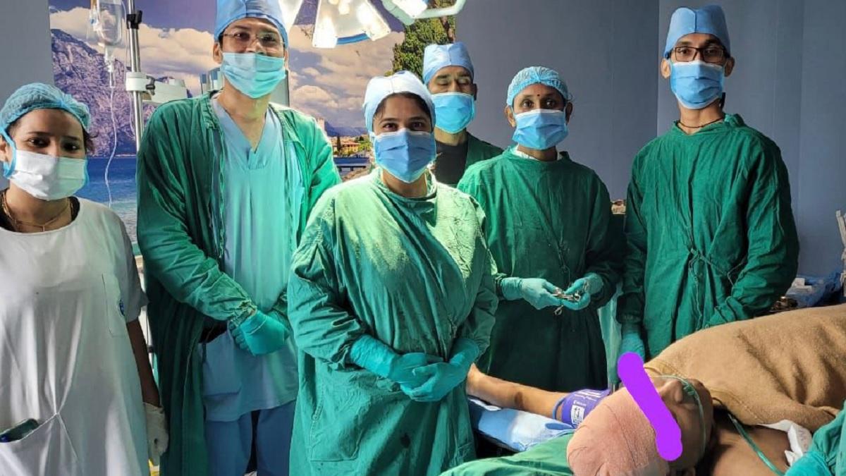 मरीज के साथ डॉक्टरों की टीम