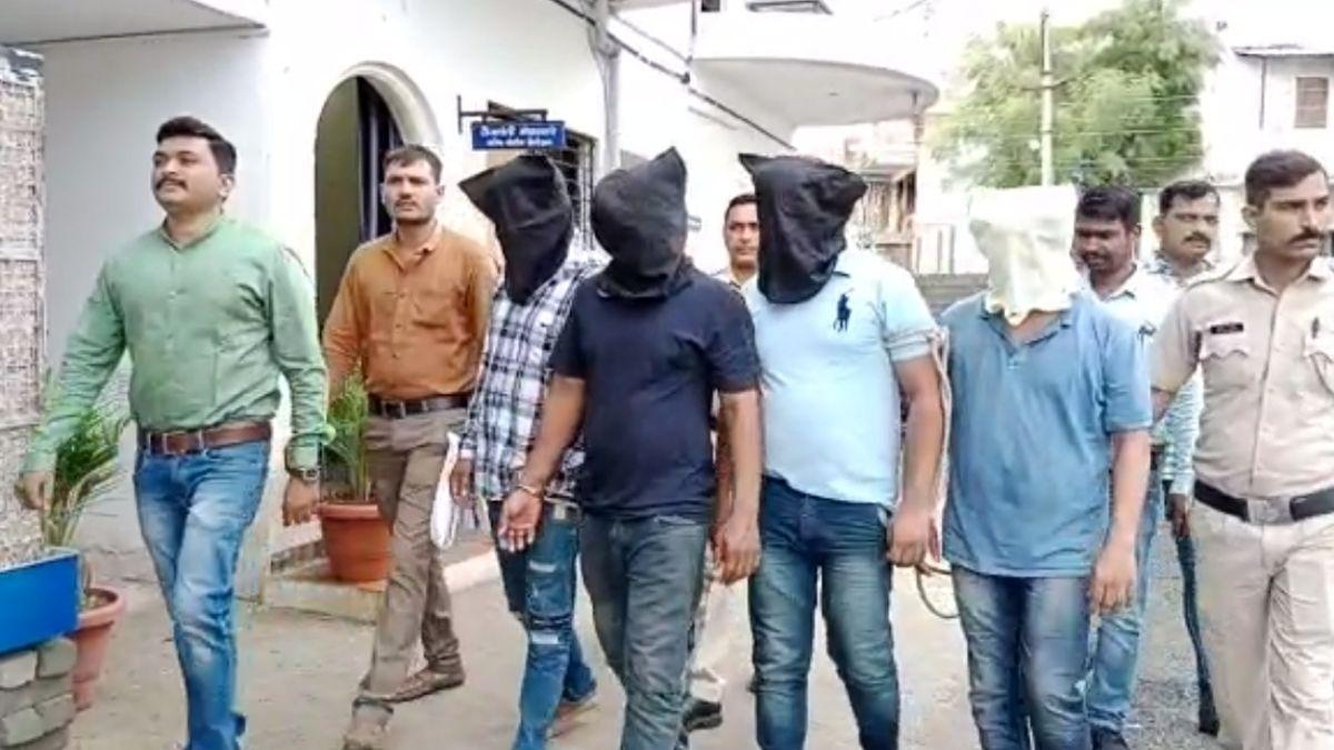 पुलिस की गिरफ्त में आरोपी. 