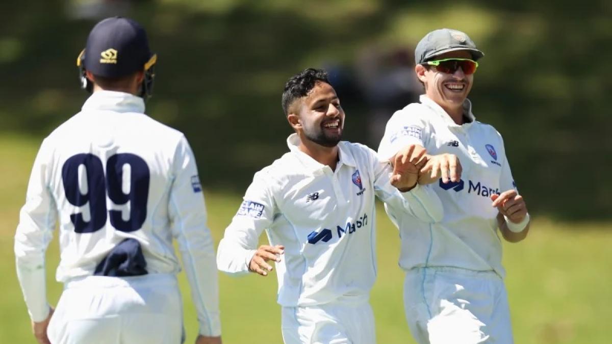 तनवीर संघा (बीच में)