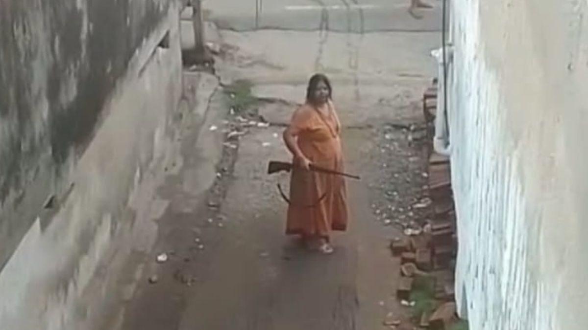 राइफल लेकर सड़क पर क्यों उतरी झारखंड आंदोलन के जनक की पौत्र वधू?