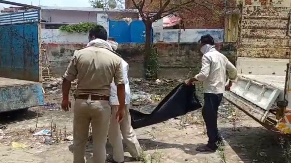 घर के आंगन से लाश निकालकर पोस्टमार्टम के लिए लेकर जाती पुलिस. (Photo: Aajtak)