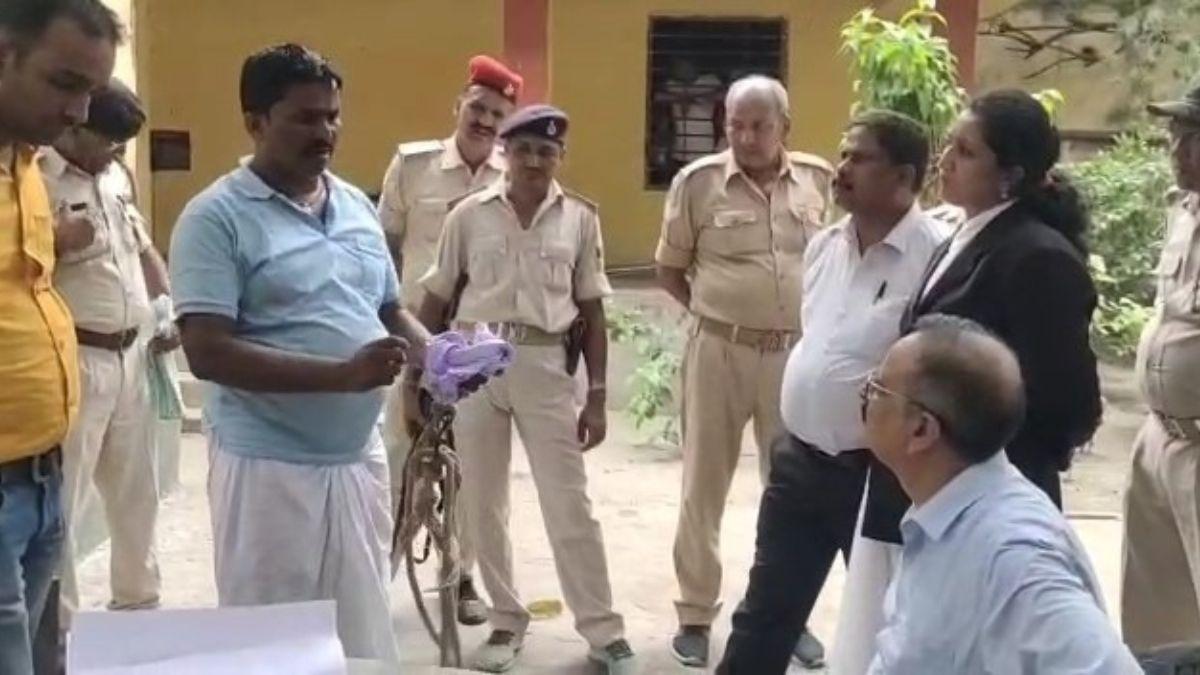 जेल की रोटियां लेकर कोर्ट हाजत पहुंचे कैदी ने की खराब खाना मिलने की शिकायत.