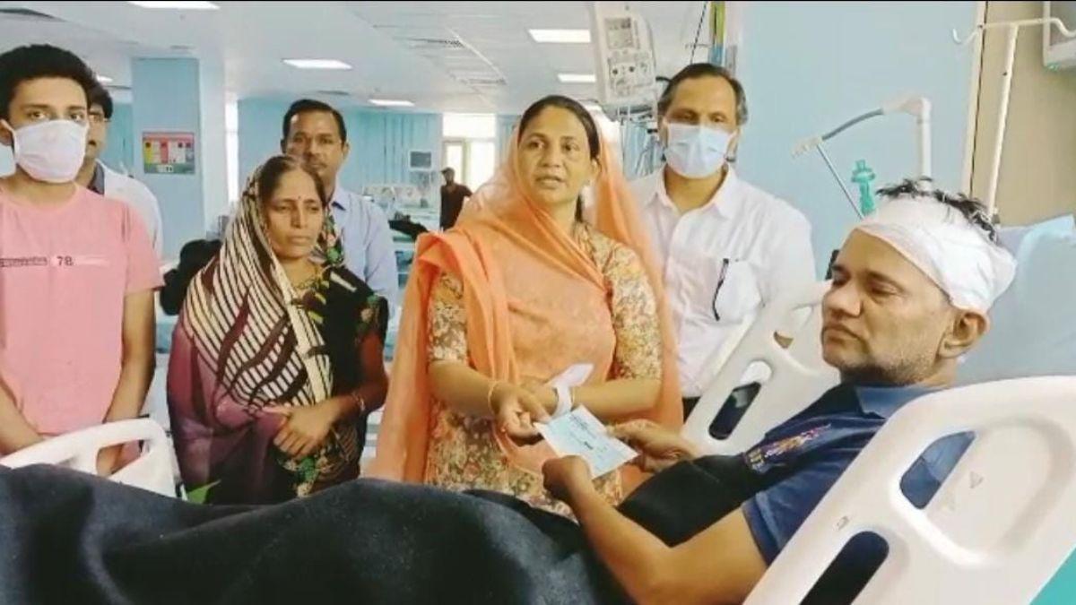 चेक सौंपतीं वल्लभनगर विधायक. 