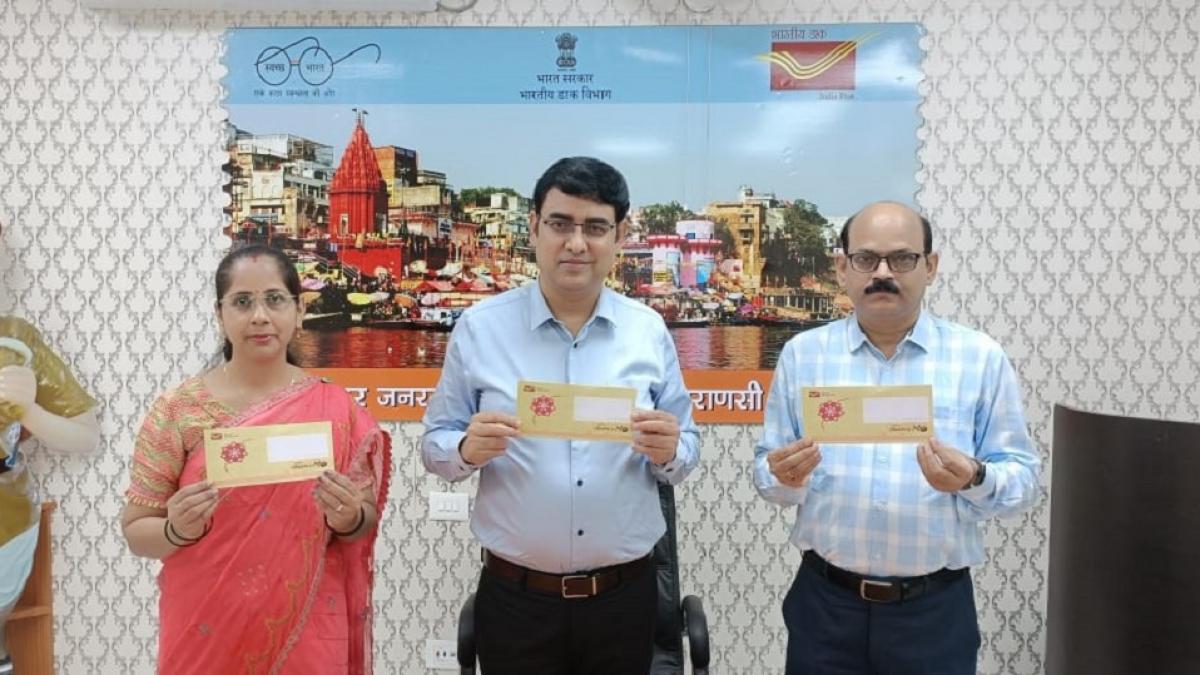 वाराणसी में डाकघर ने वाटरप्रूफ डिजायनर राखी लिफाफे जारी किए, कीमत सिर्फ 10 रुपया