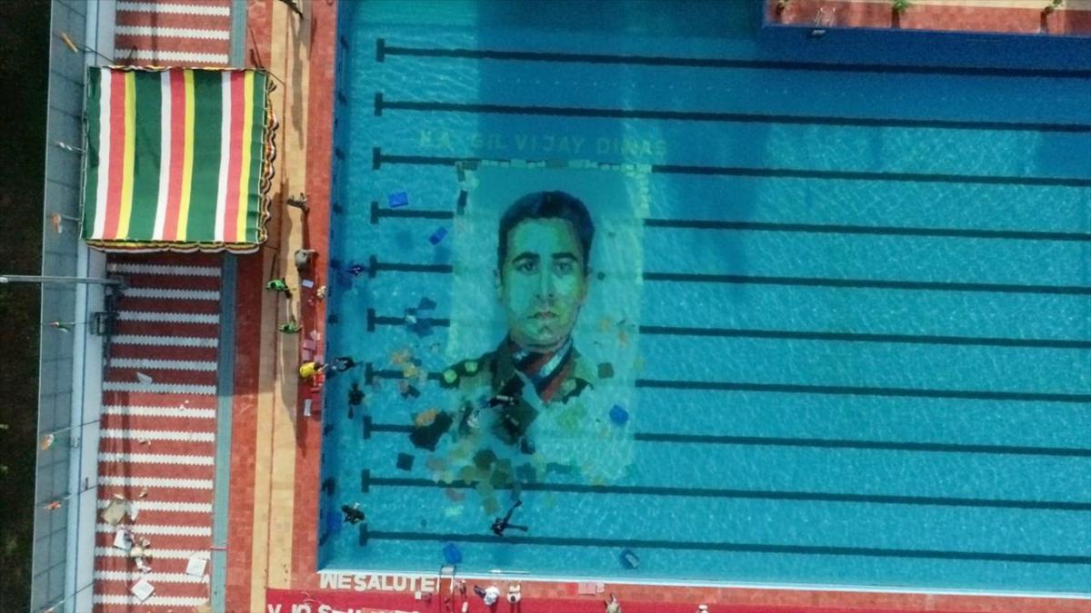 पानी के अंदर कैप्टन विक्रम बत्रा का चित्र बनाया